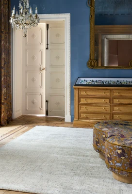 tapis_ariane_ecru_bleu_ambiance_1_didierdelmas_72DPI_800x.webp