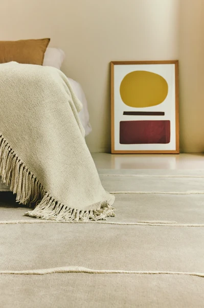 tapis-eclat-gris-ambiance-2-300dpi-photo-mathilde-hiley_800x.webp