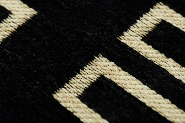 royal_black-easy-cleaning-rug_3_1400x.webp
